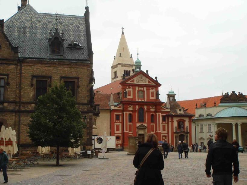 聖イジー広場、聖イジー教会。左は修道院です。